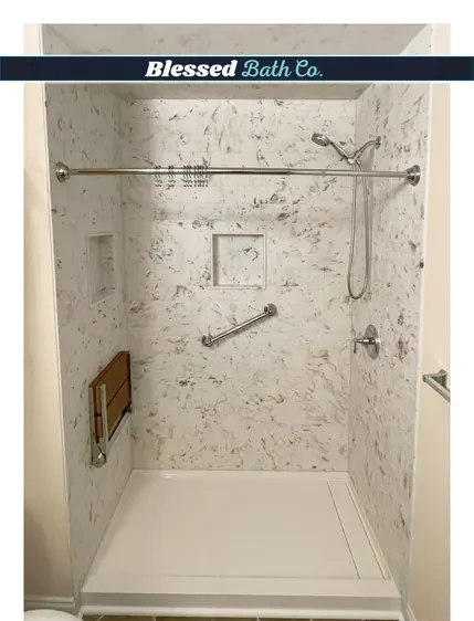 Low-step walk-in shower with a curtain rod, fold-down seat and recessed niche